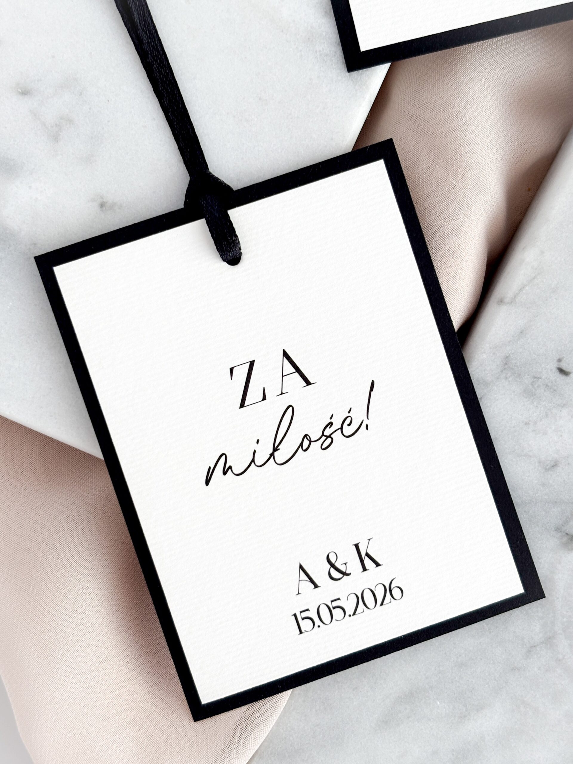 czarno-biała zawieszka na alkohol z napisem „Za miłość!”