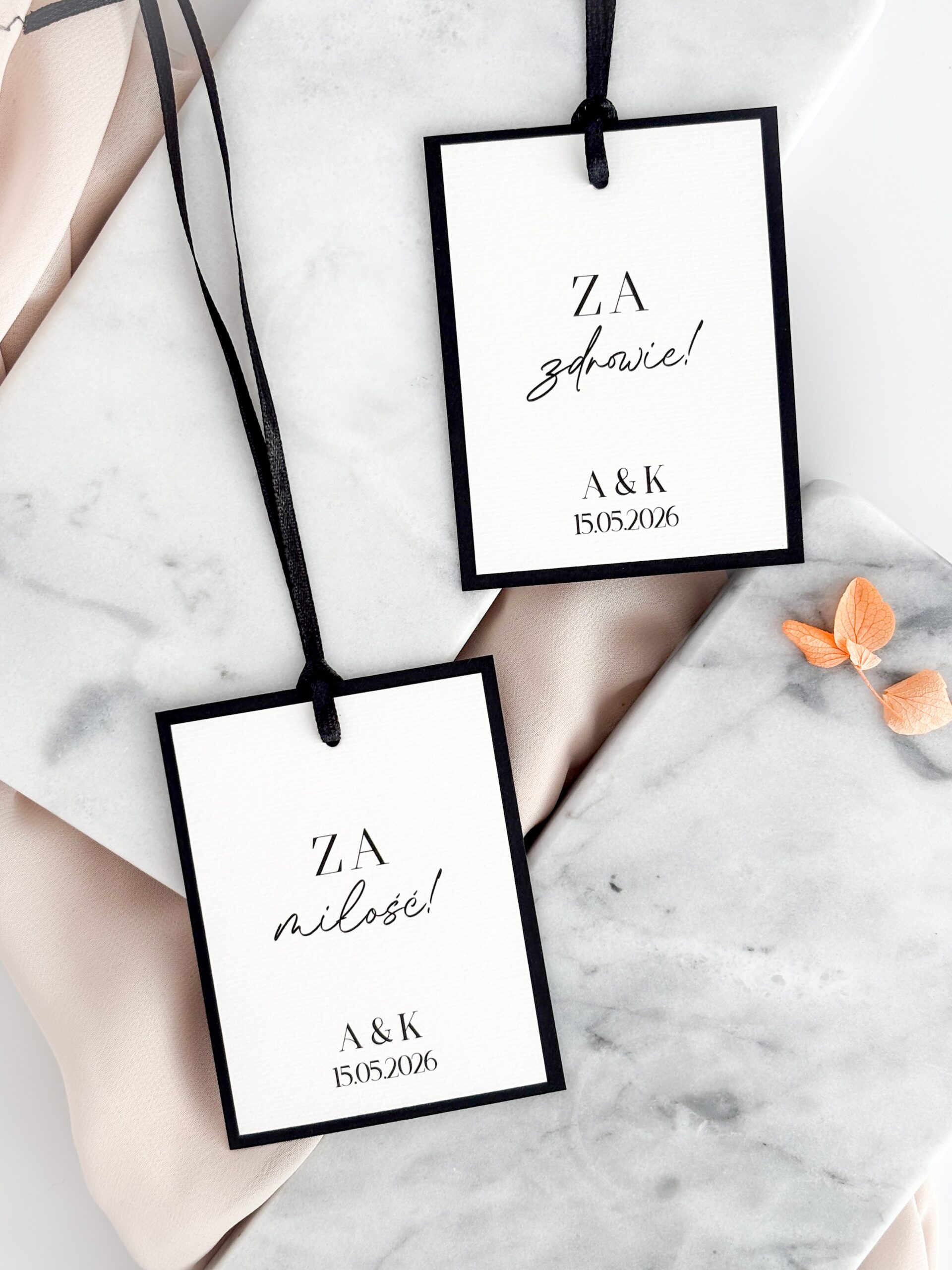 czarno-białe zawieszki na alkohol z napisami „Za miłość!” i „Za zdrowie!”