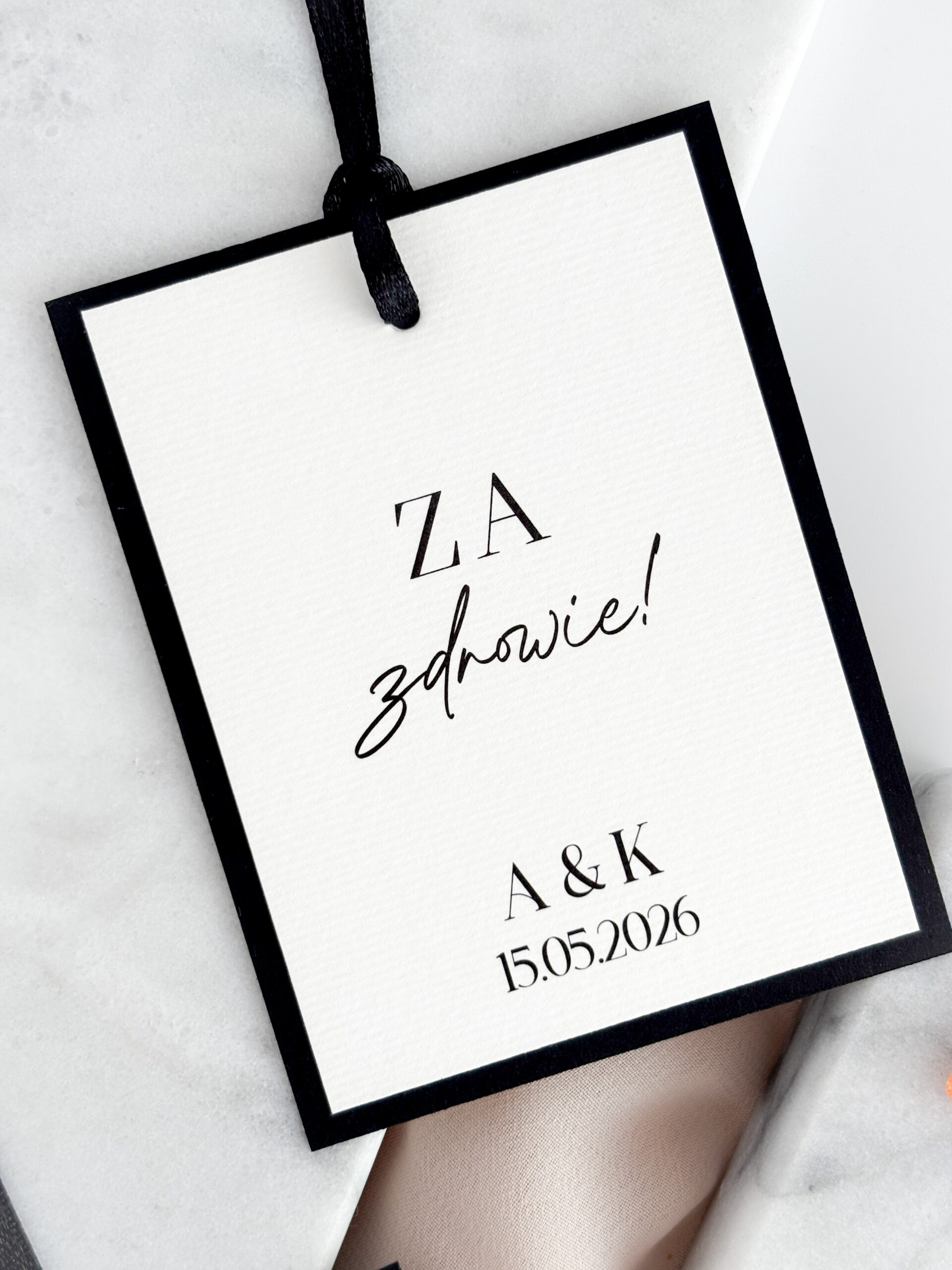 zawieszka na alkohol z napisem „Za zdrowie!” w czarno-białym stylu