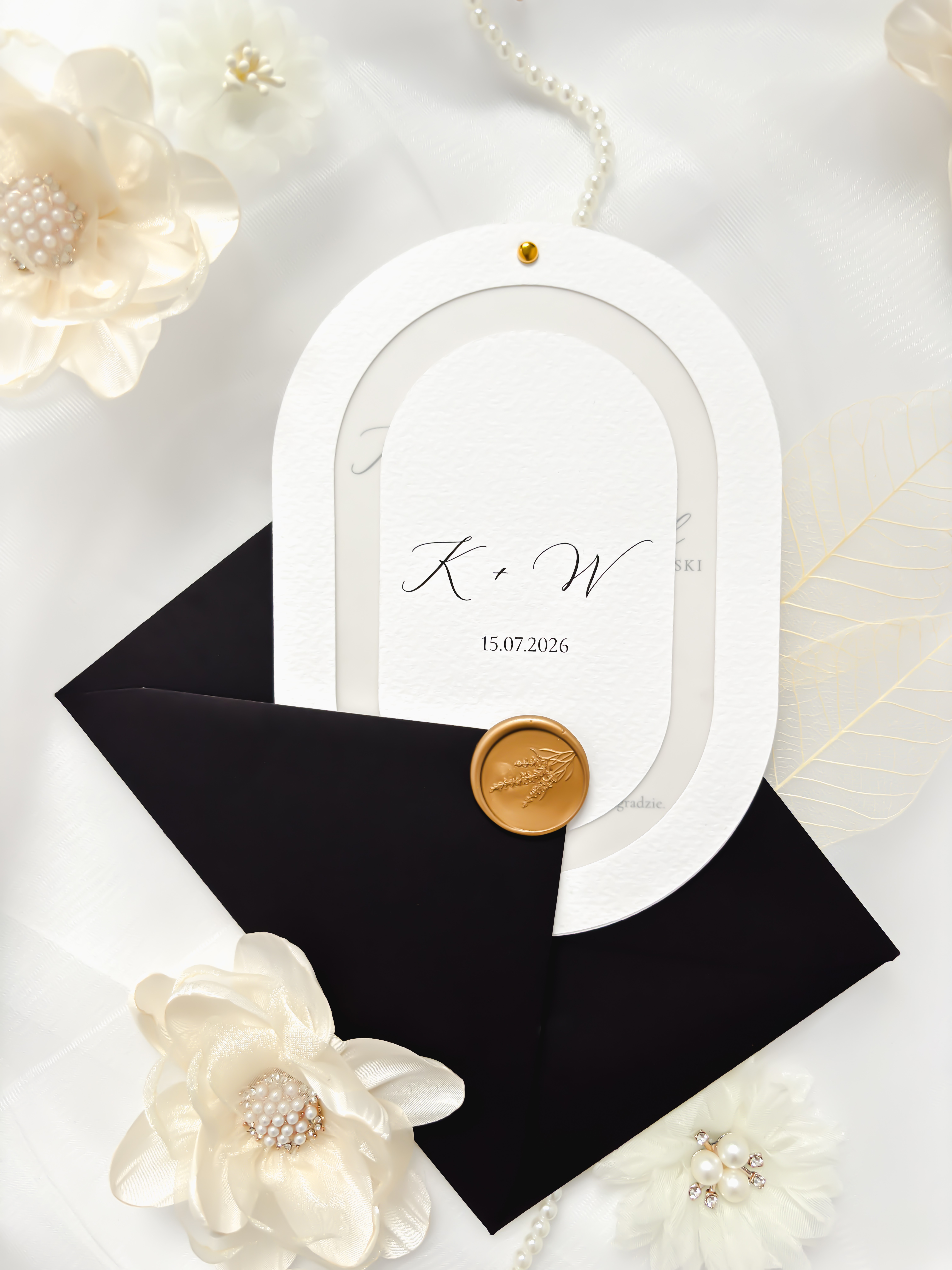 minimalistyczne zaproszenie ślubne w owalnym kształcie
