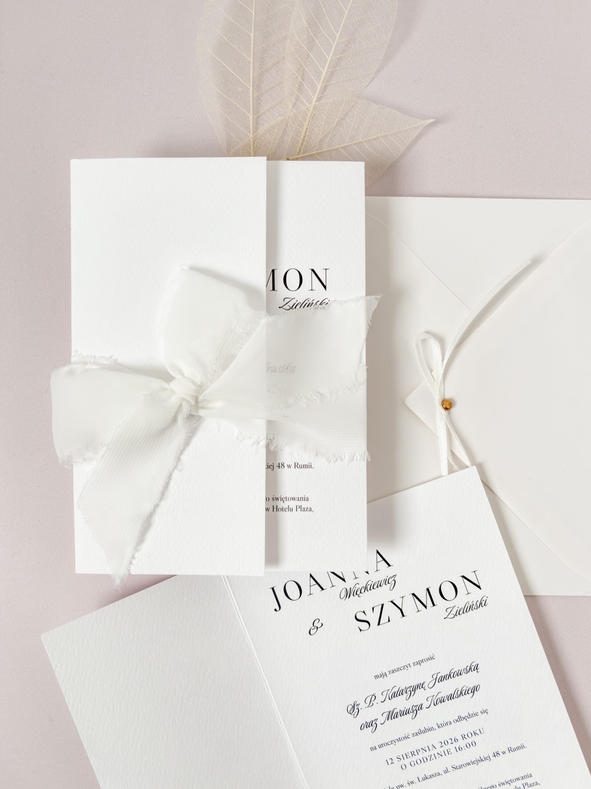 Zaproszenie ślubne z kokardką z szyfonu