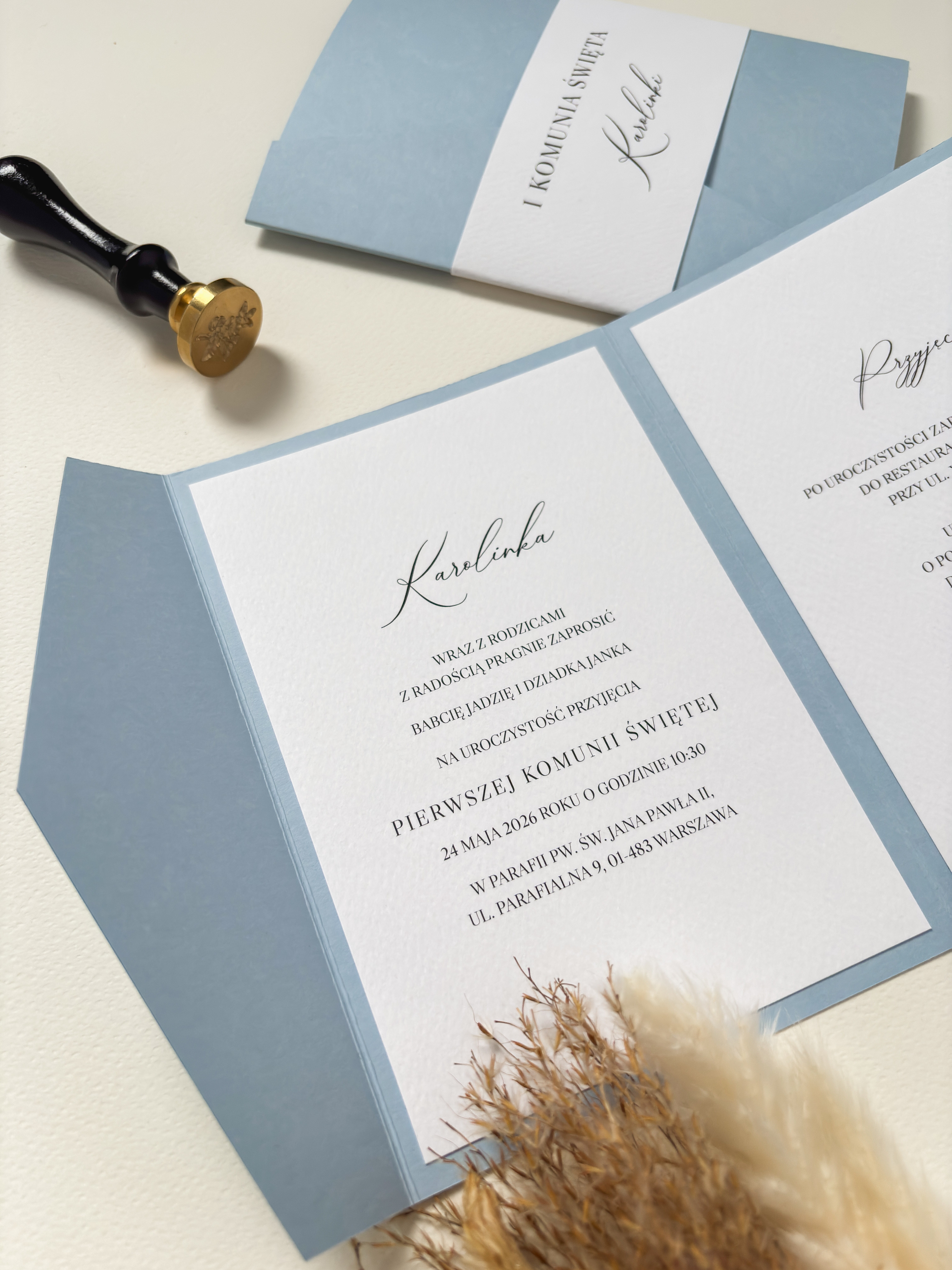 Błękitne zaproszenie na Komunię świętą w folderze