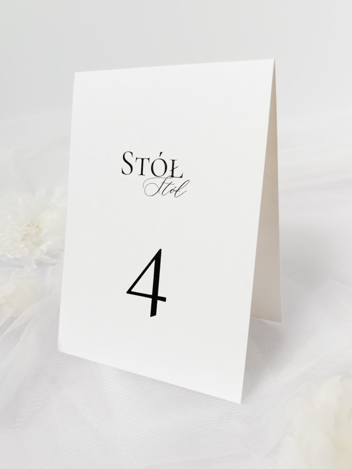 Minimalistyczny numer stołu weselnego