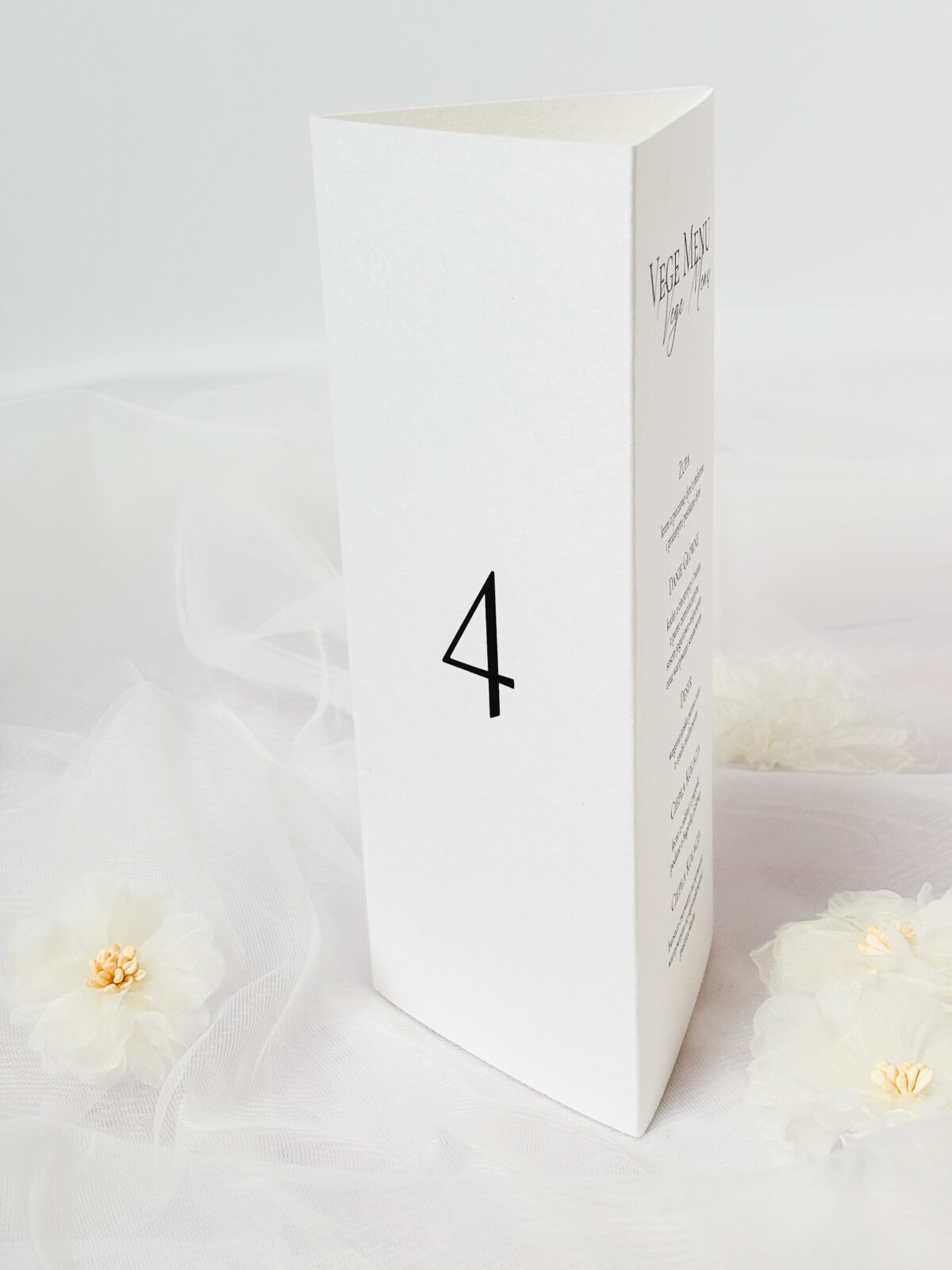 Menu + numer stołu w stojącej formie