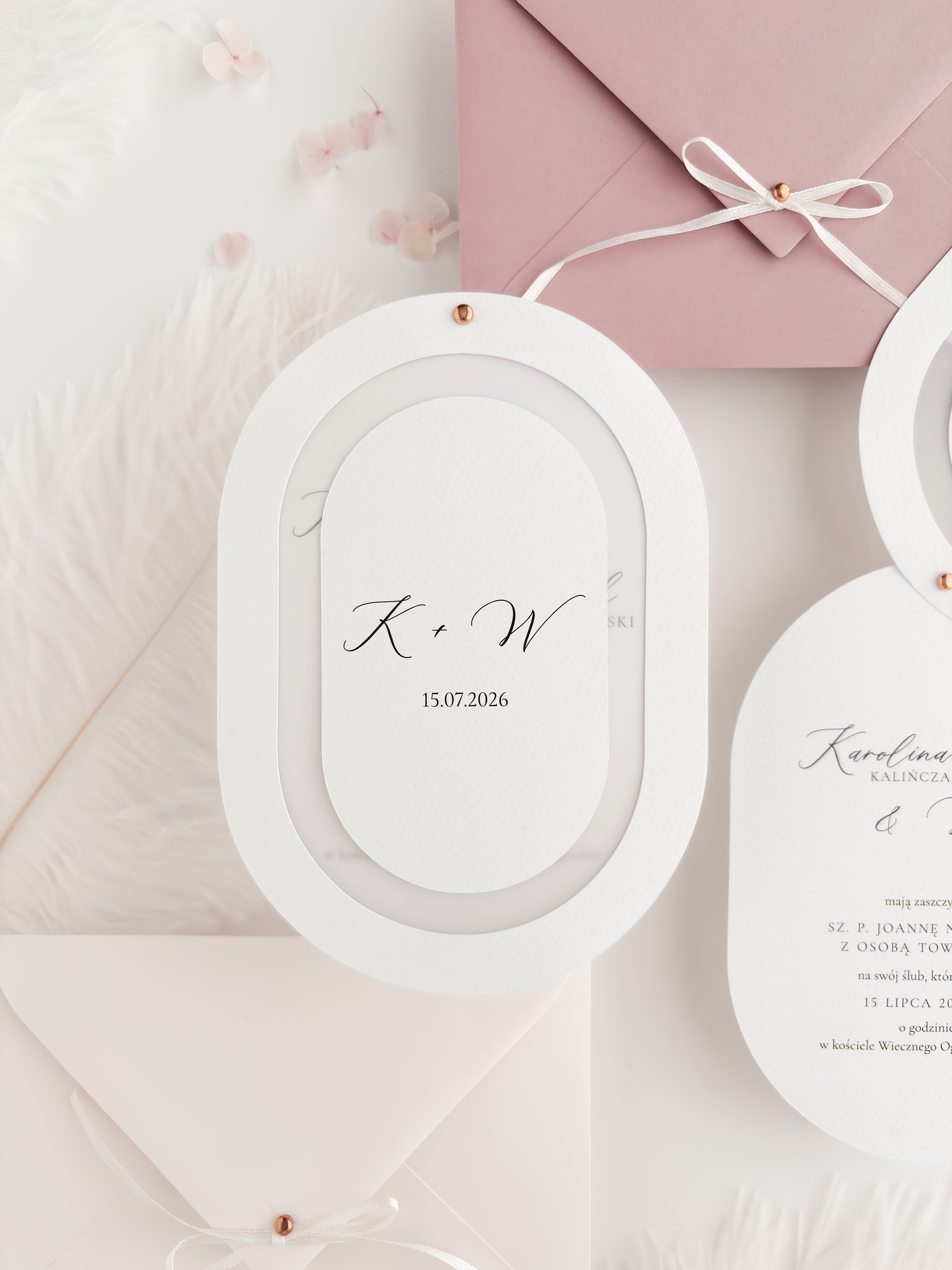 minimalistyczne zaproszenie ślubne w owalnym kształcie