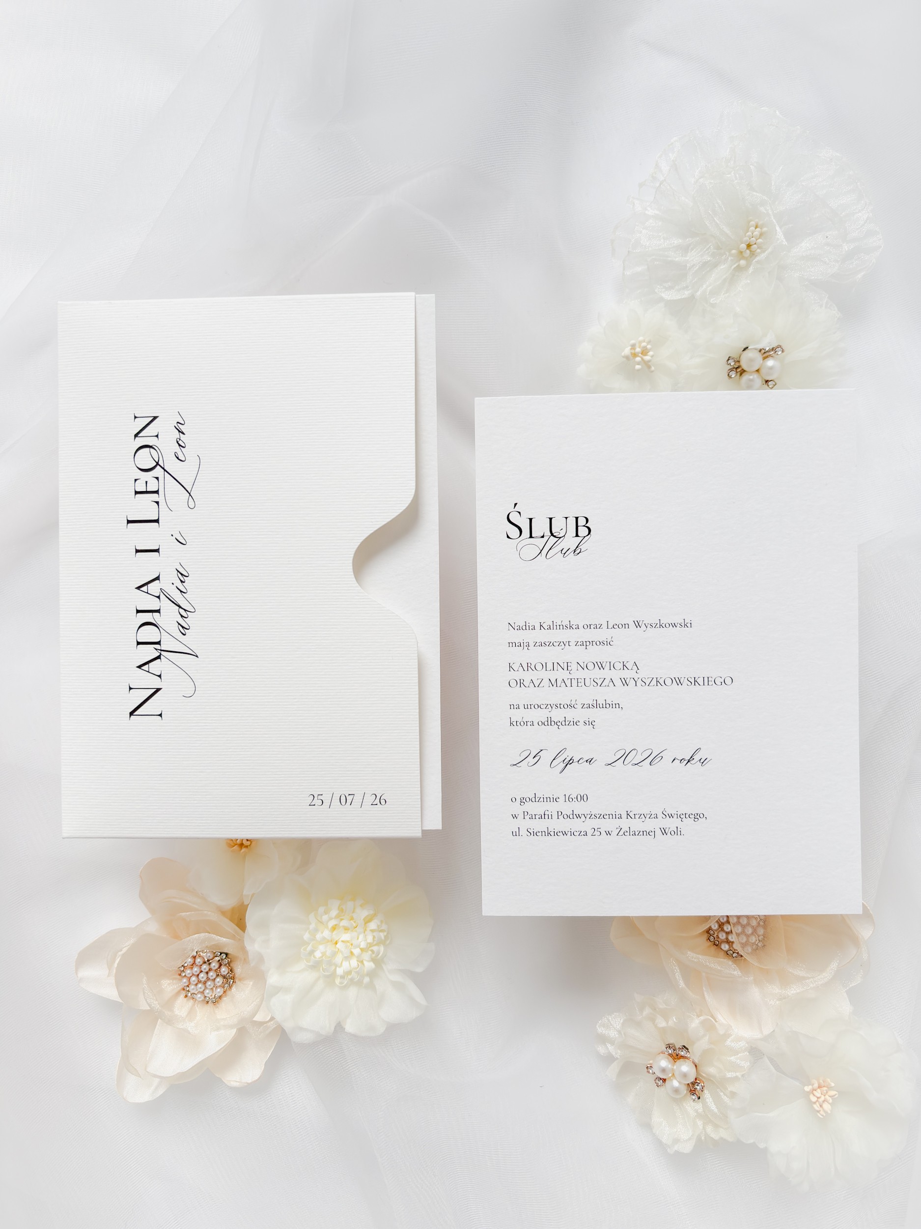 Minimalistyczne zaproszenie na ślub w personalizowanym folderze