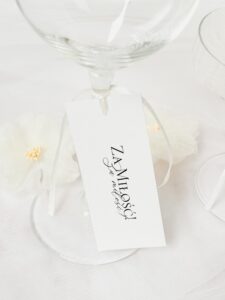 zawieszka na kieliszek w minimalistycznym stylu