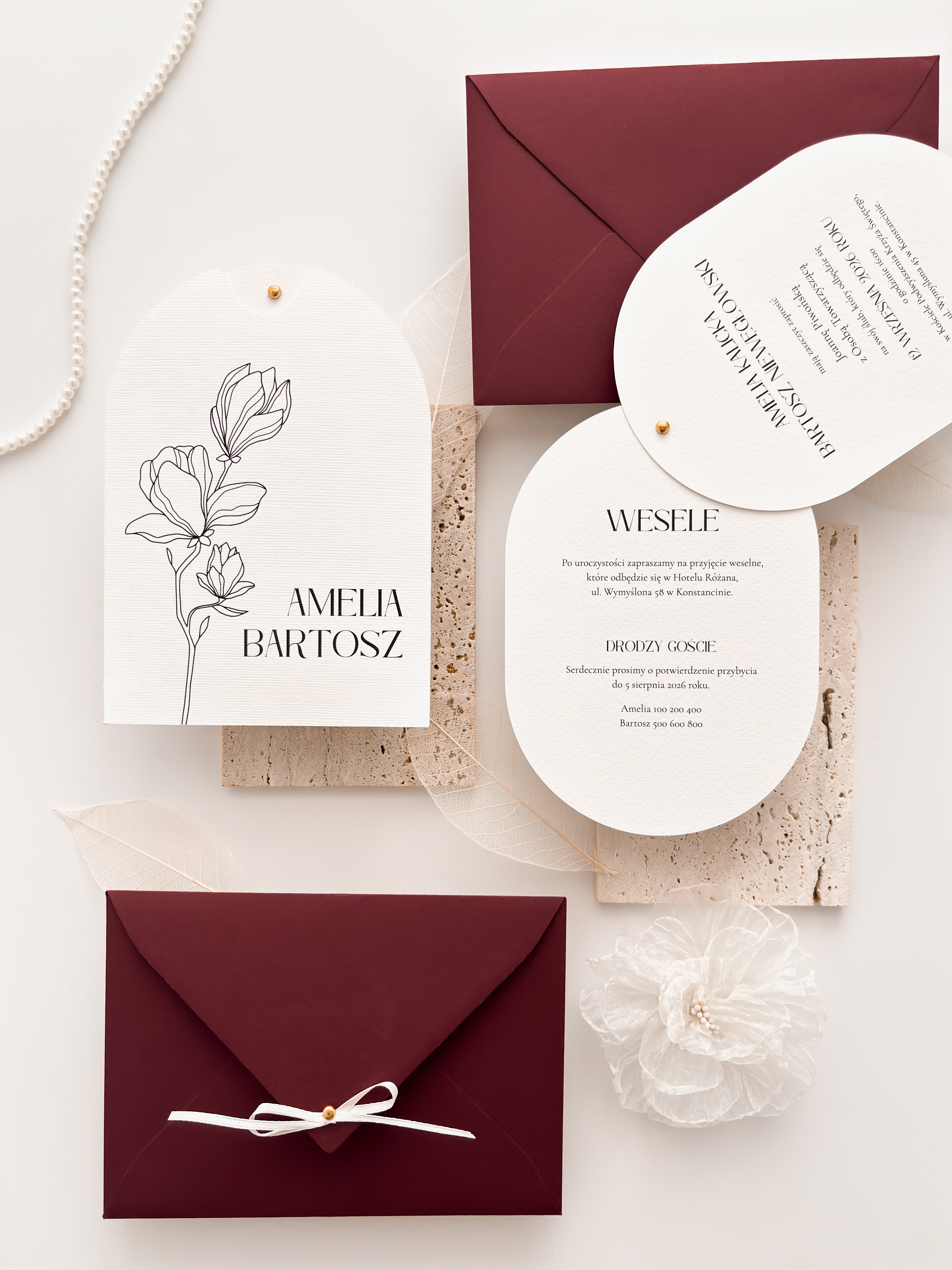 romantyczne zaproszenie ślubne z motywem magnolii, koperty w kolorze burgundowym