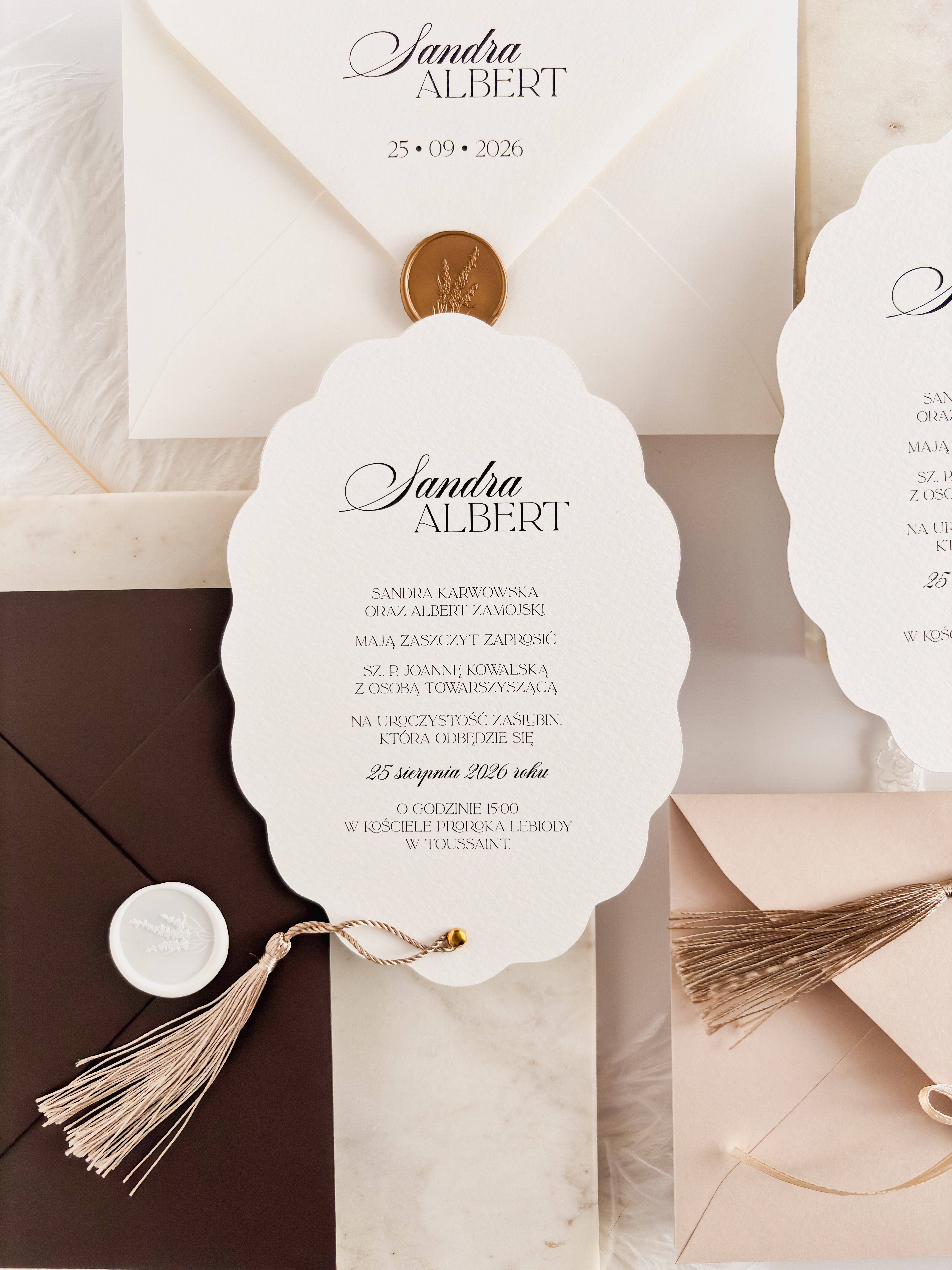 Zaproszenie ślubne z chwostem w eleganckim stylu, biała falowana karta, brązowy chwost i koperta z lakową pieczęcią