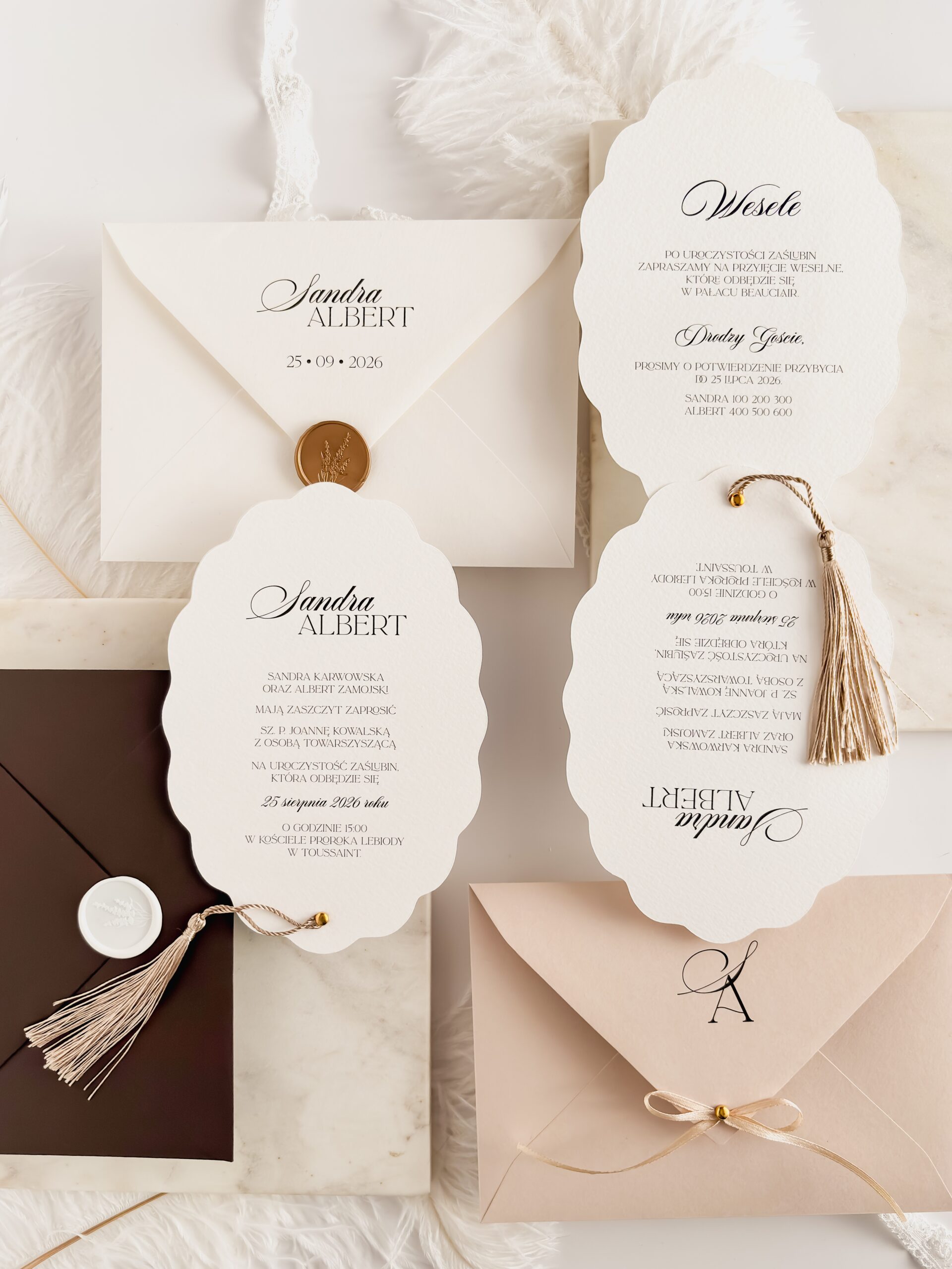 zaproszenie ślubne z beżowym chwostem i beżową kopertą
