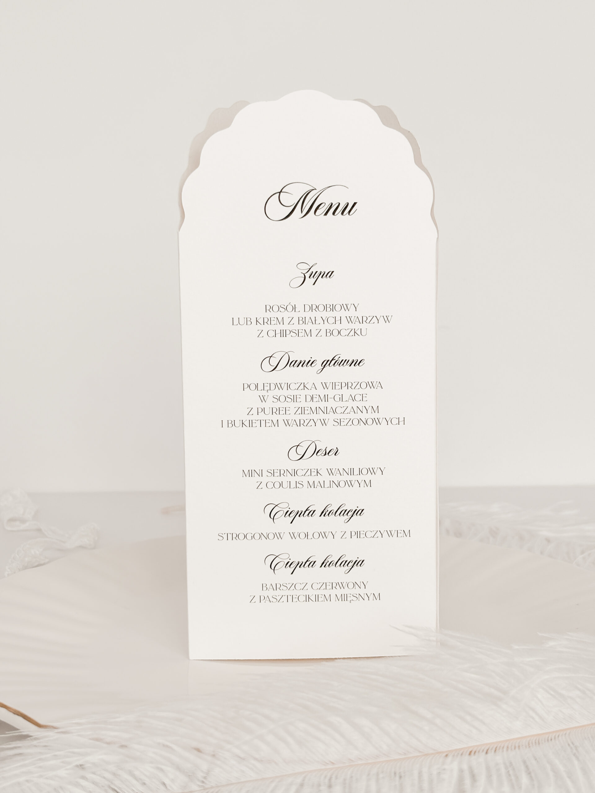 karta menu ślubnego z numeracją stołów i ozdobnym wykończeniem