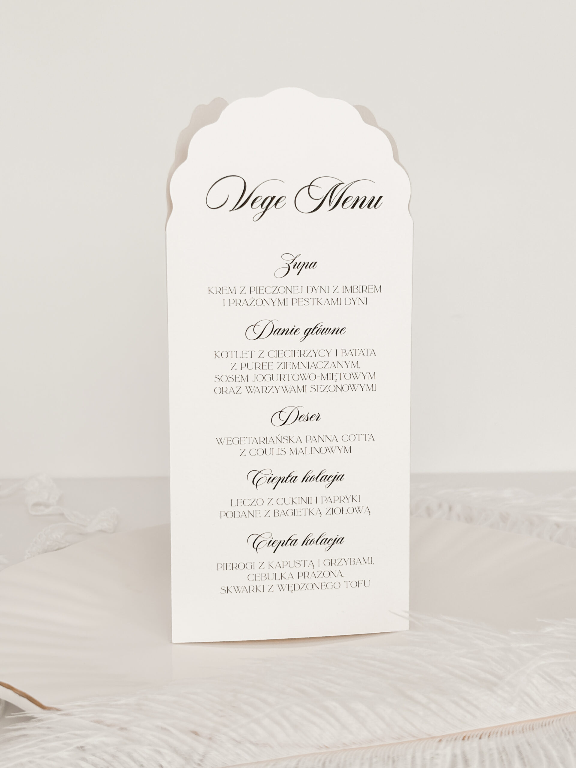 stojące menu na wesele z numerem stołu i listą dań