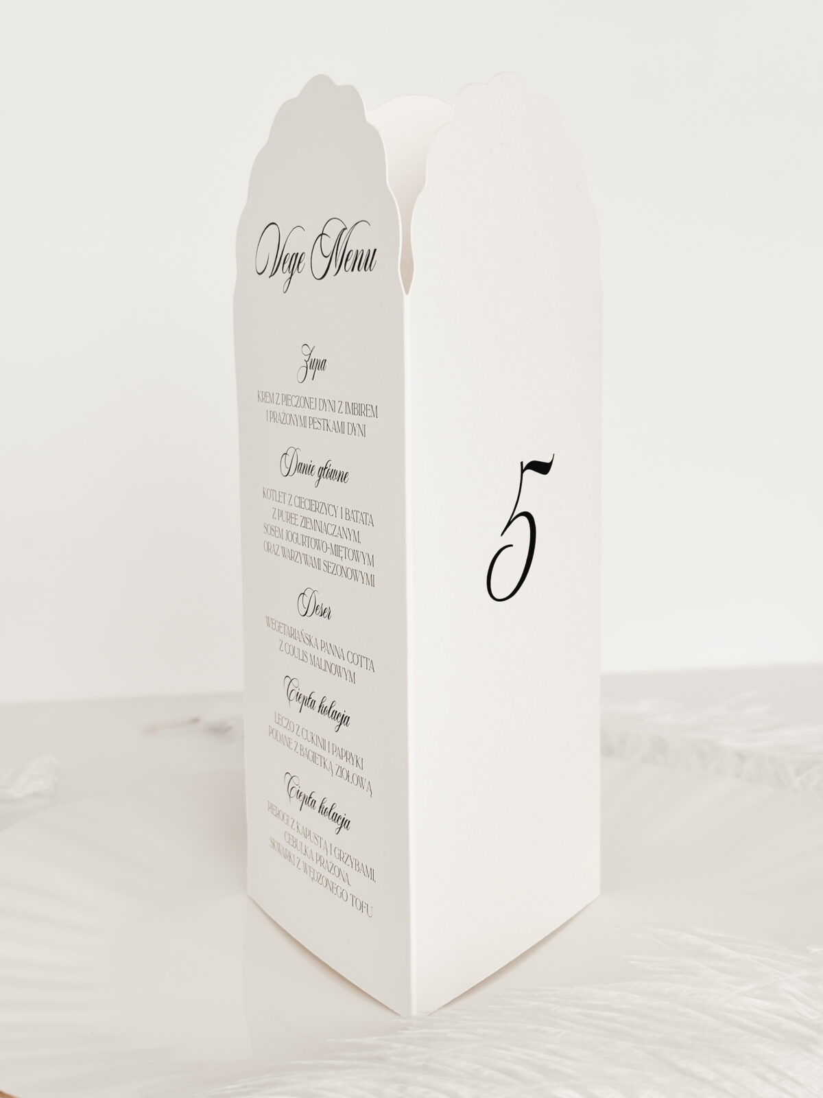 menu weselne stojące z numerem stołu w eleganckiej formie