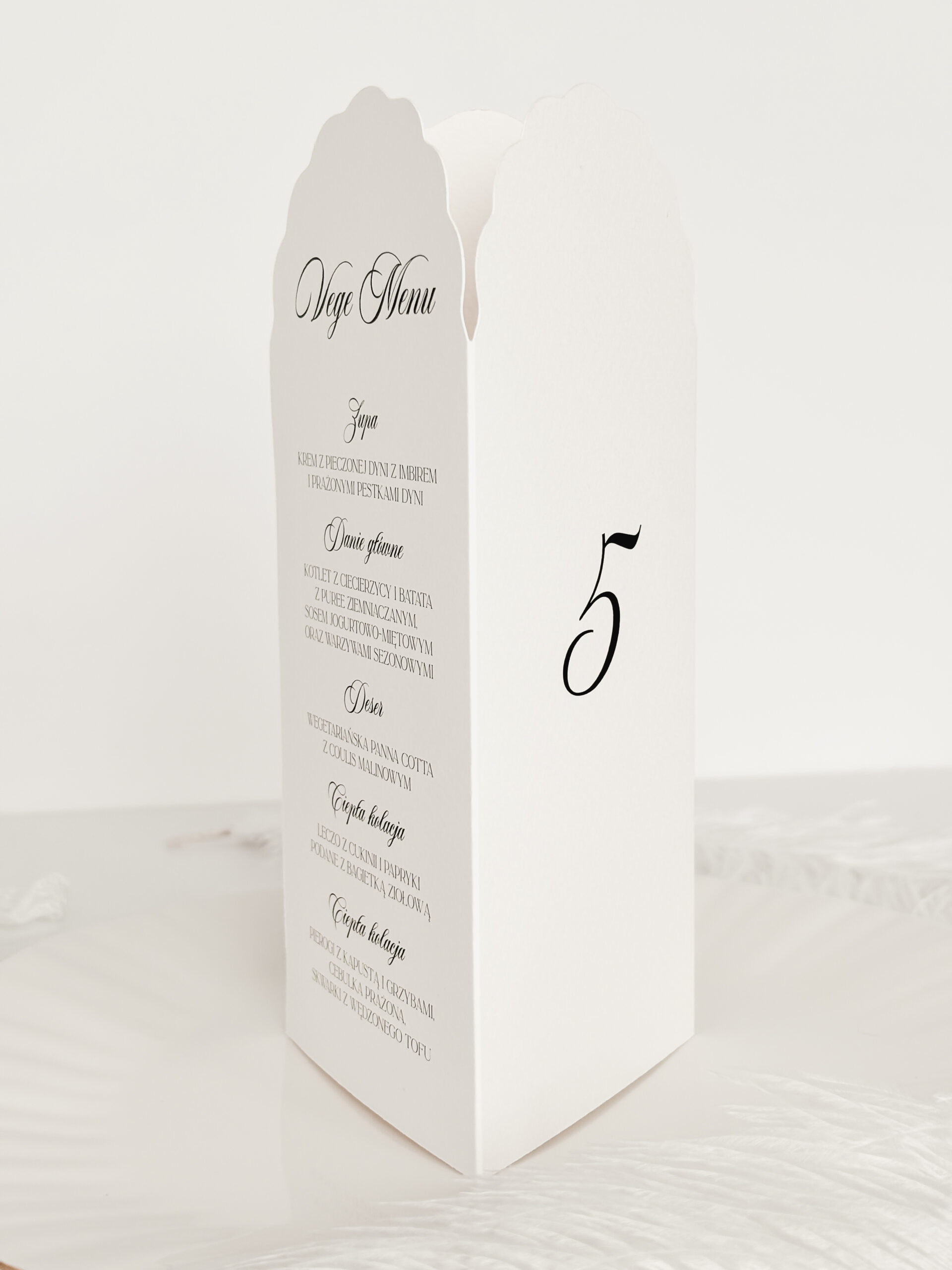 menu weselne stojące z numerem stołu w eleganckiej formie