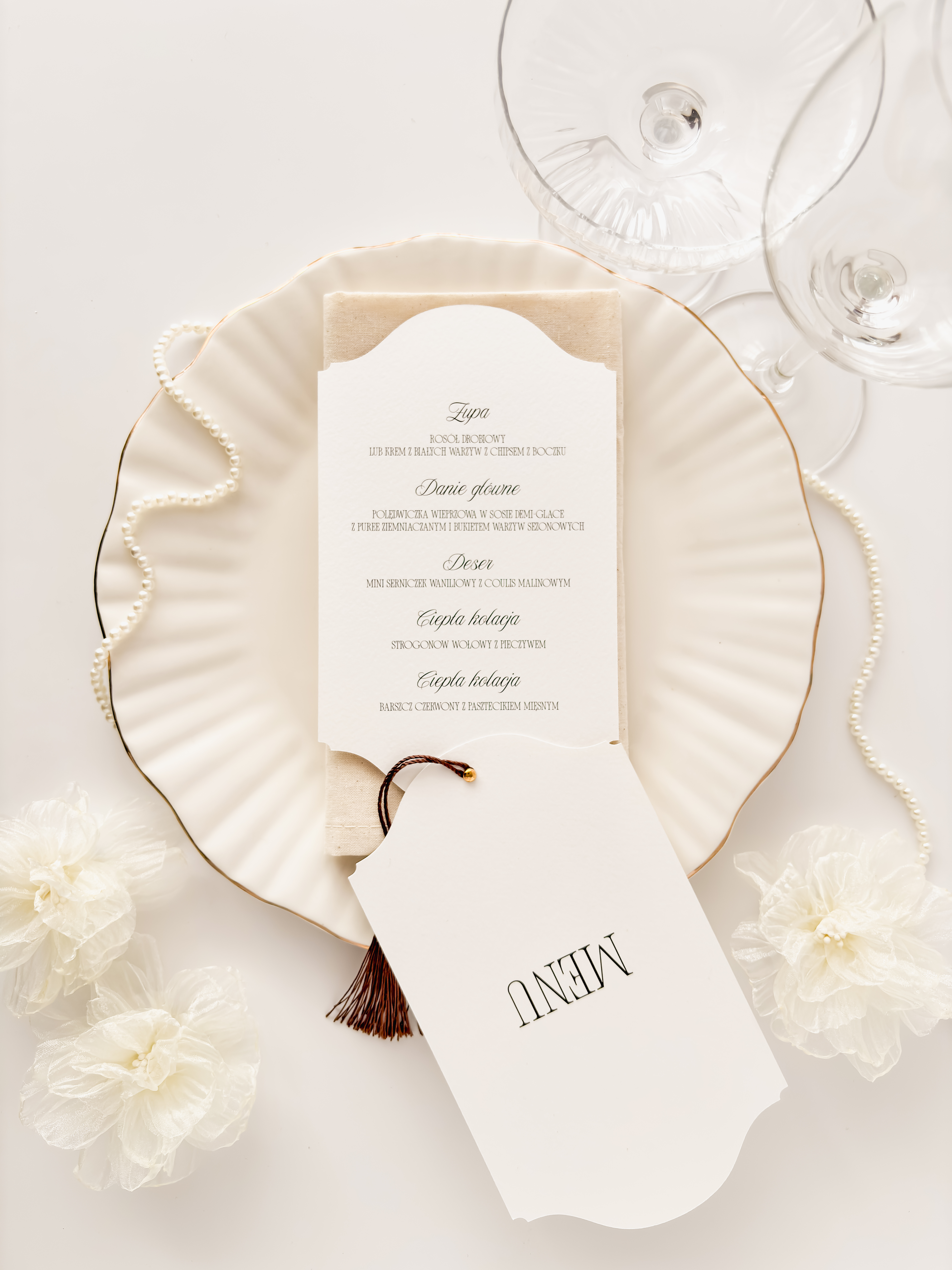 leżące menu weselne z chwostem