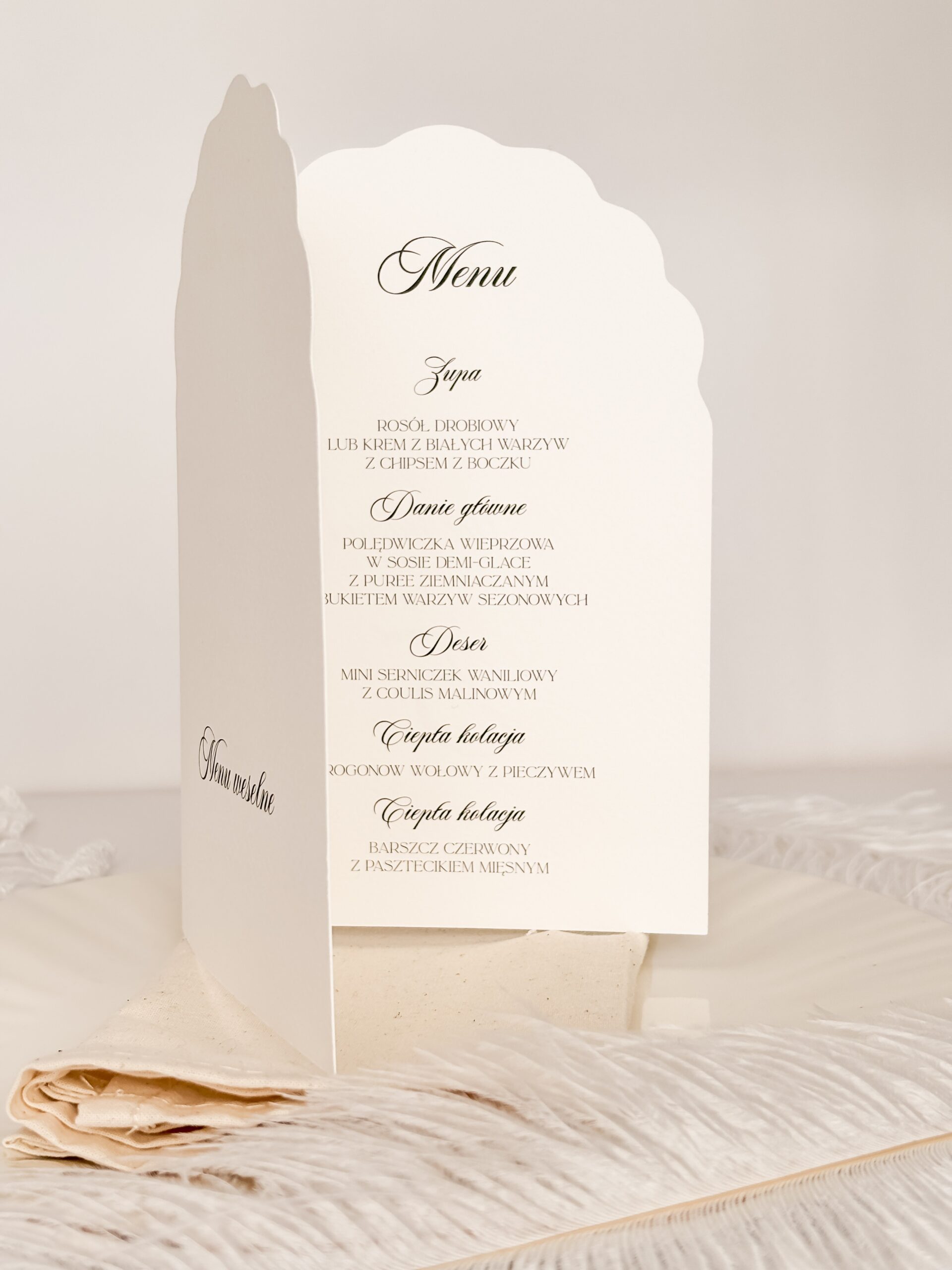 eleganckie menu weselne w jasnej kolorystyce na stół