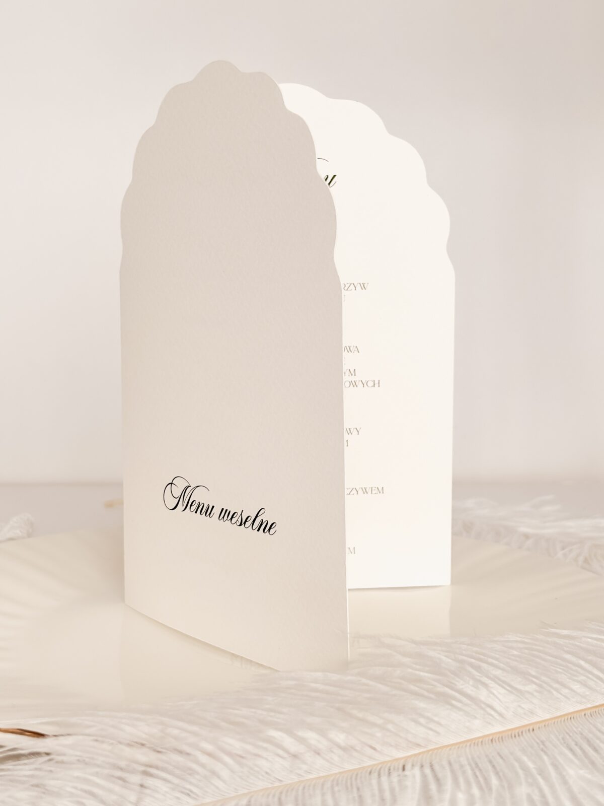 dekoracyjne menu na stół weselny w stylu nowoczesnym