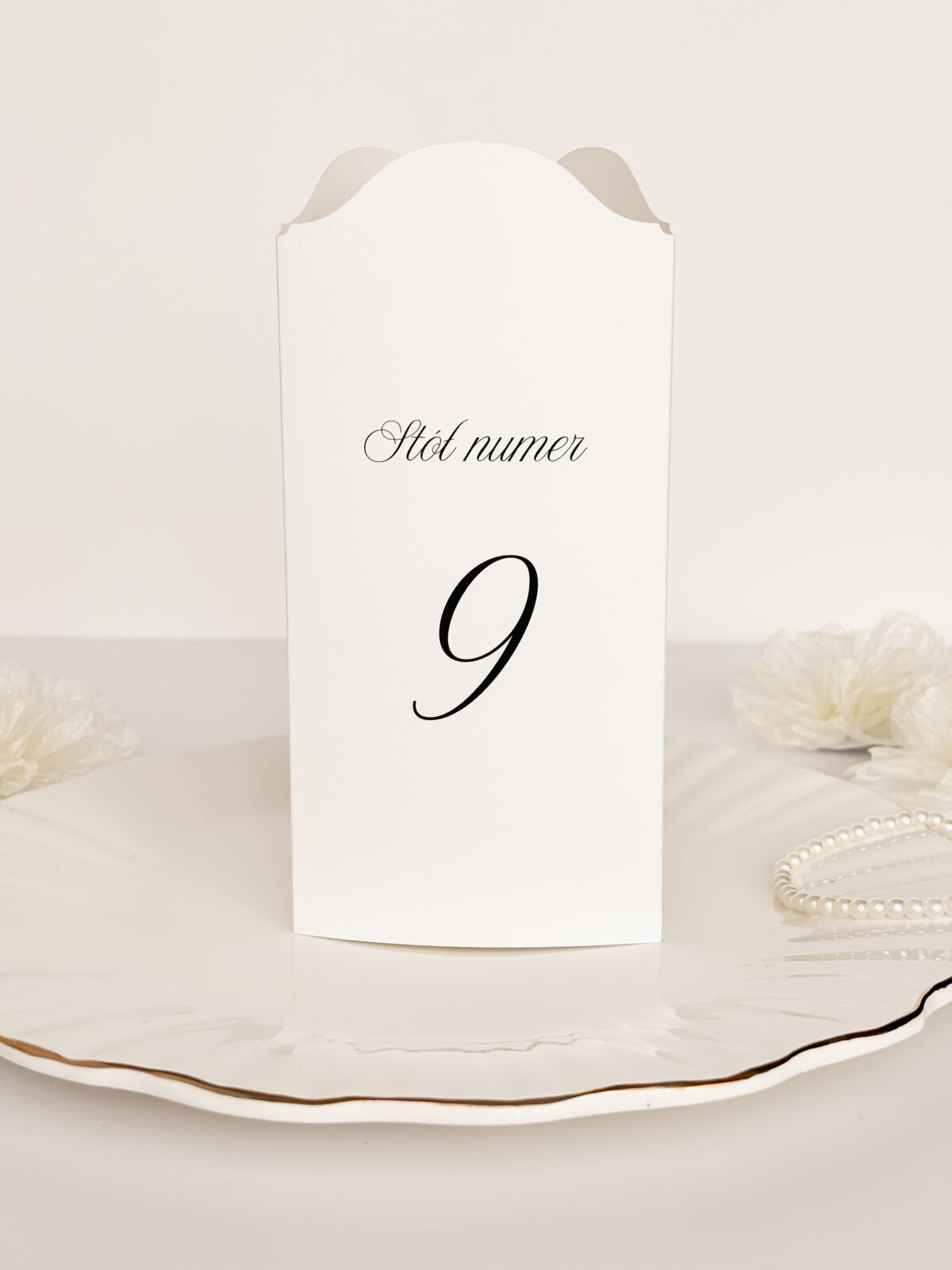 menu stojące z numerem stołu w eleganckiej formie