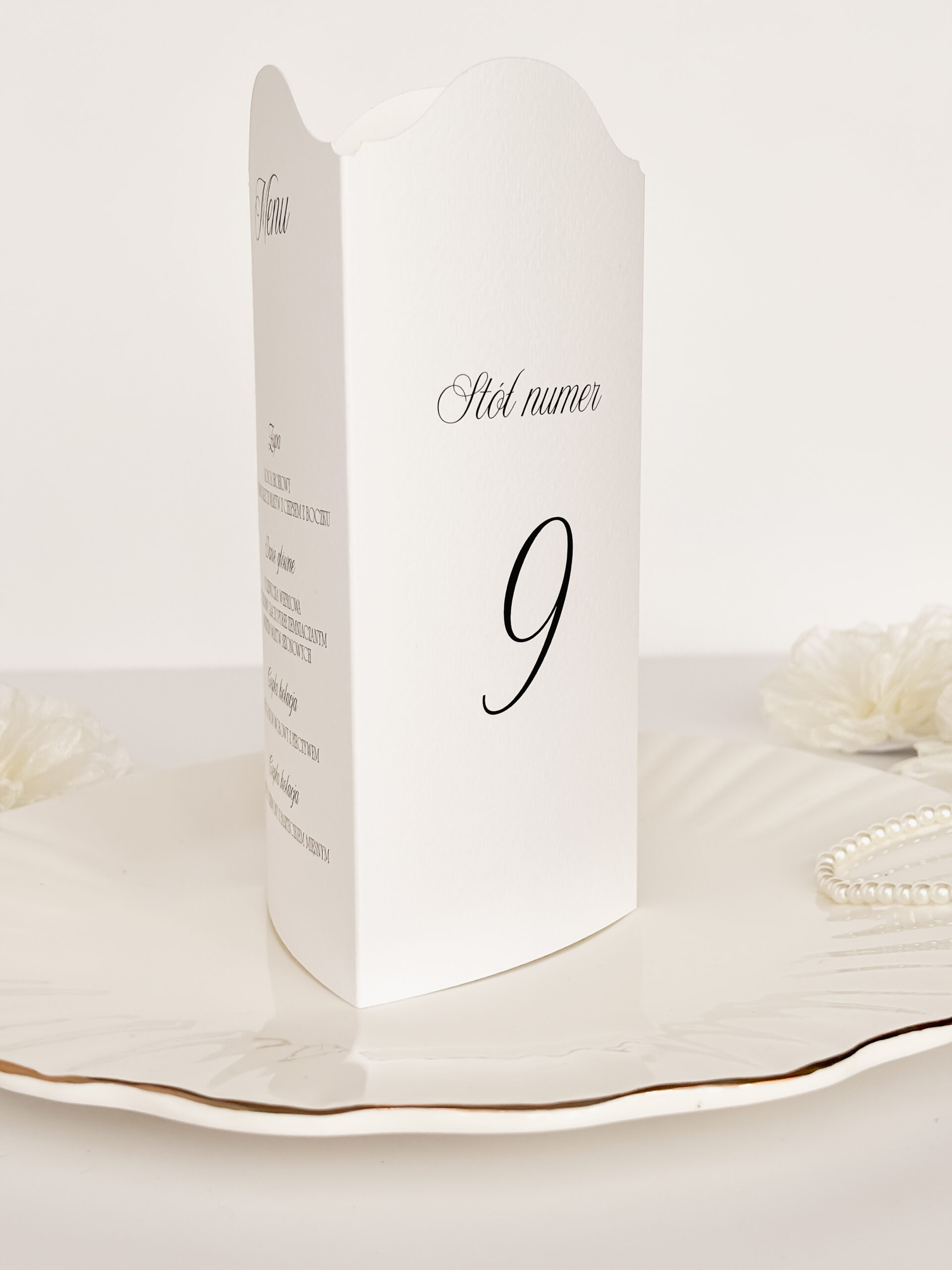 eleganckie menu z numeracją stołów