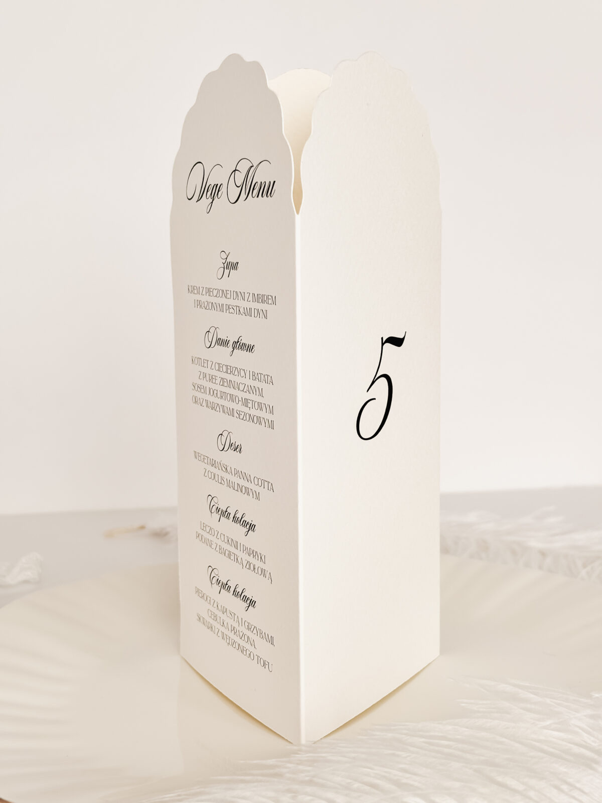 menu weselne stojące z numerem stołu w eleganckiej formie