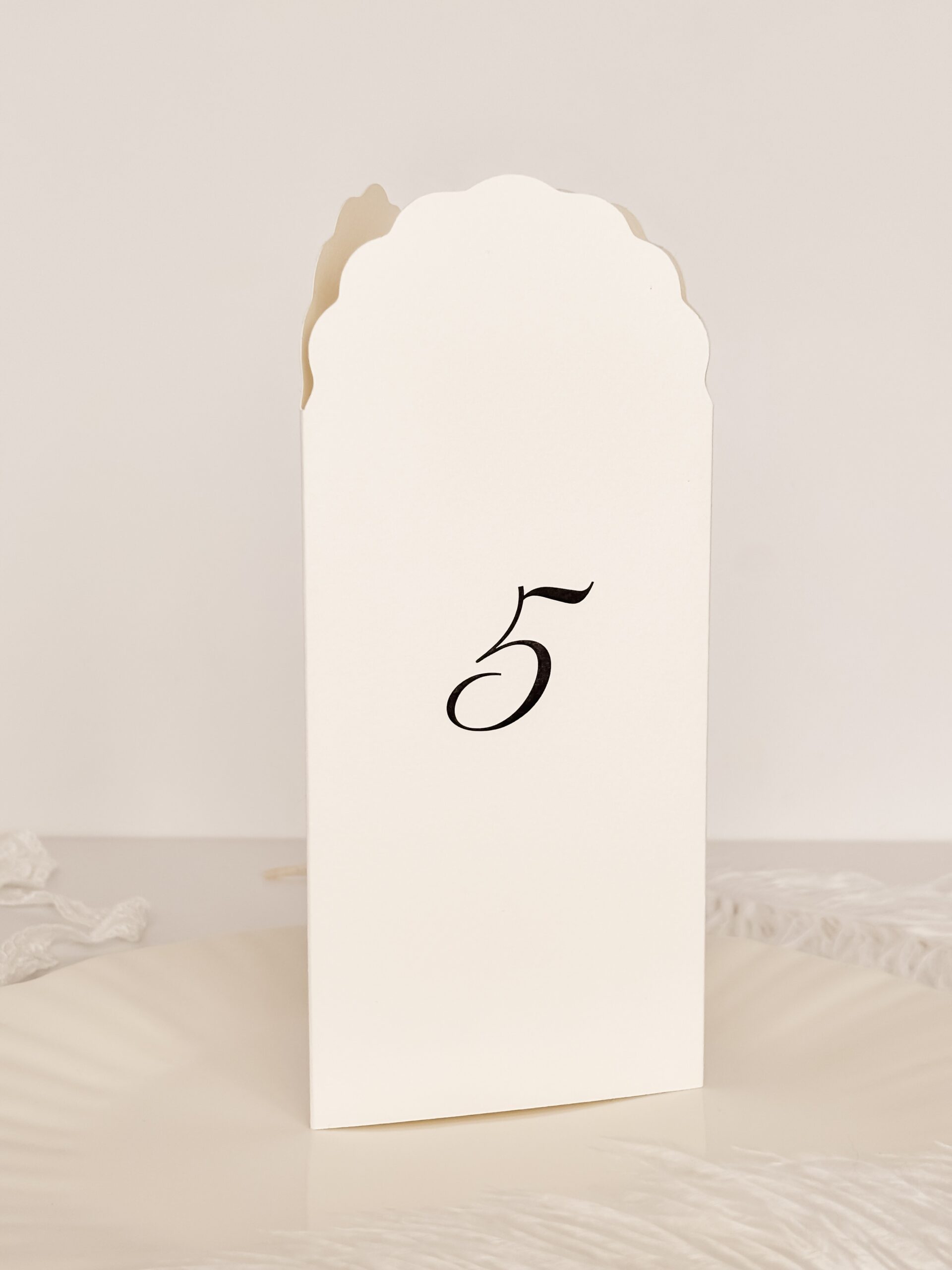 dekoracyjne menu weselne z numerem stołu w jasnej kolorystyce