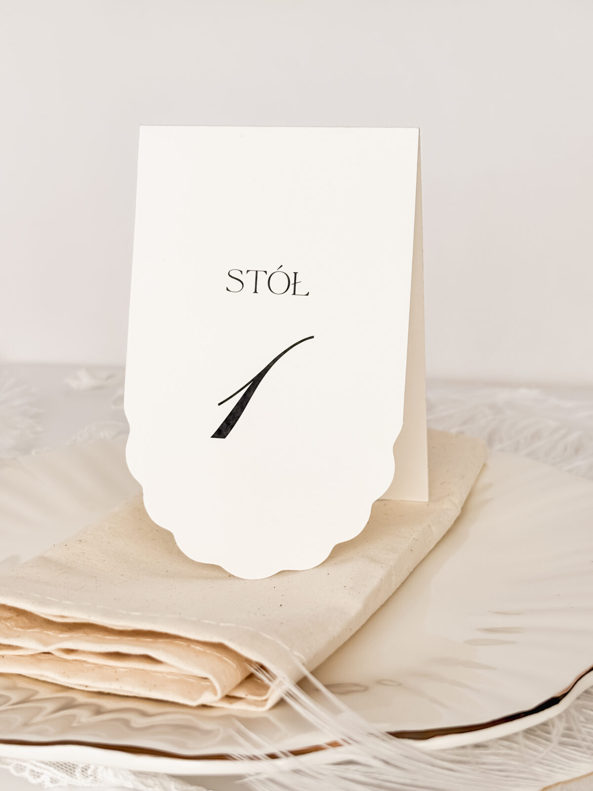 Dekoracyjny numer stołu weselnego