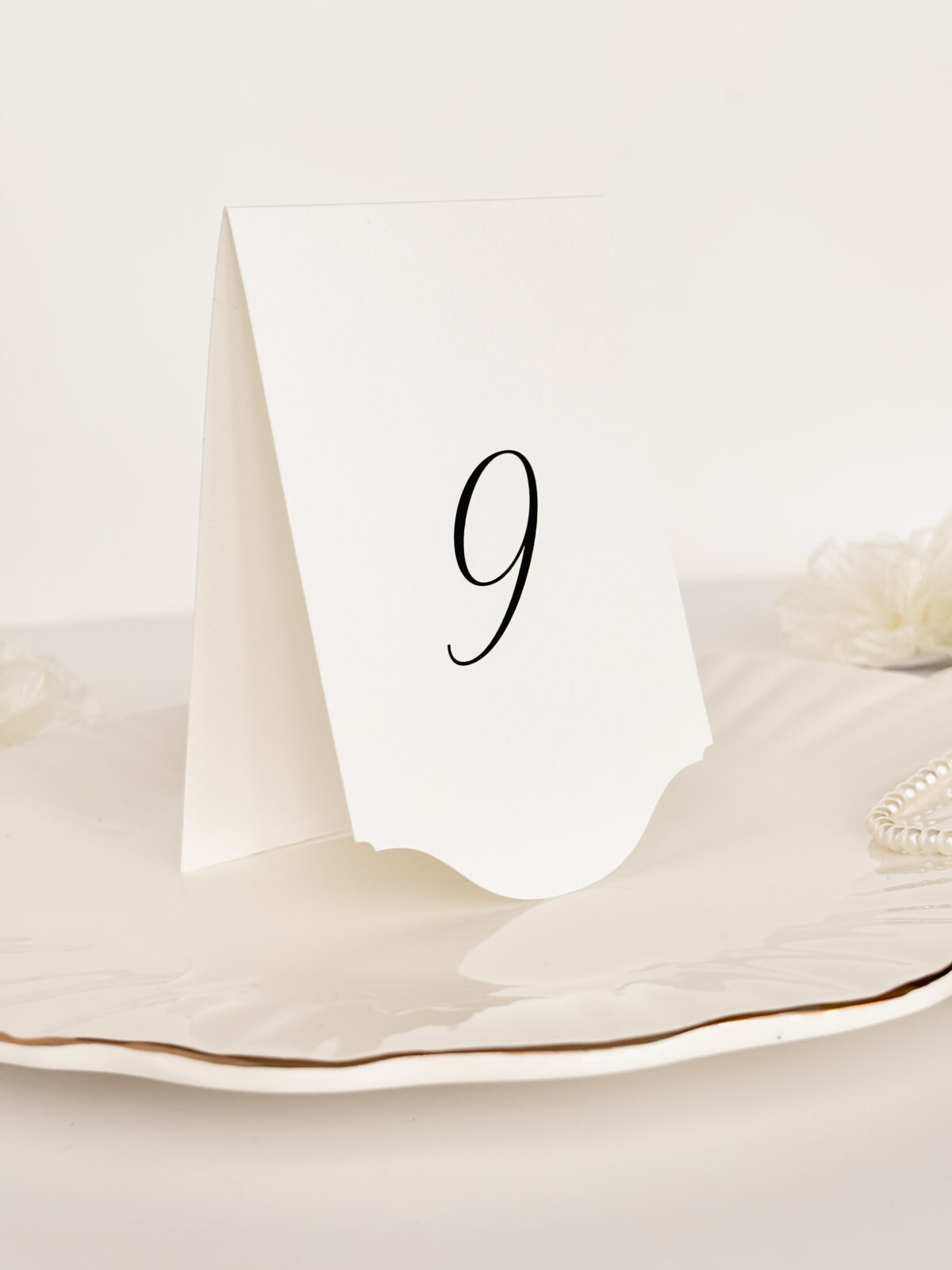 numer stołu w minimalistycznym stylu