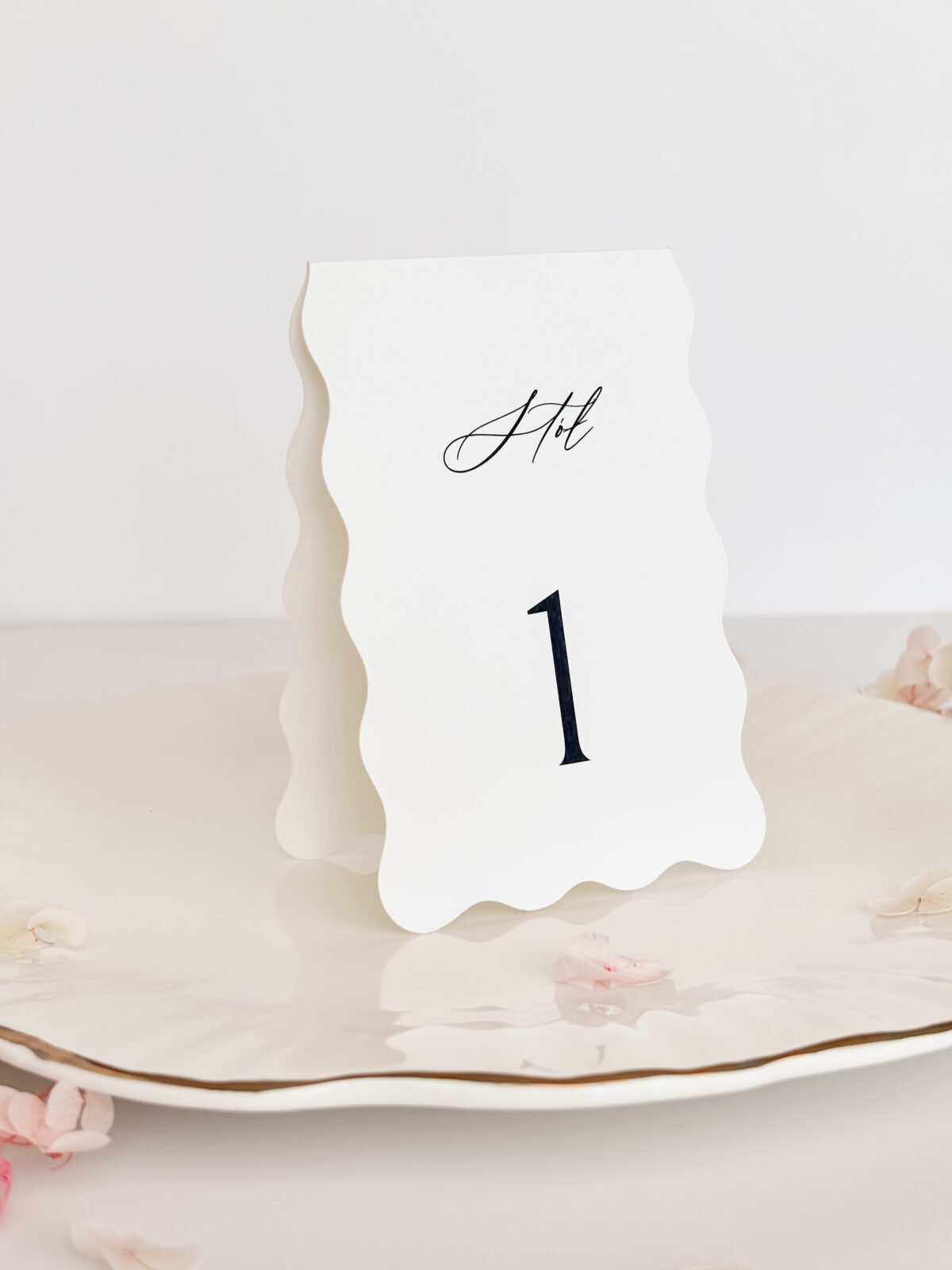 Numer stołu w falowanym kształcie