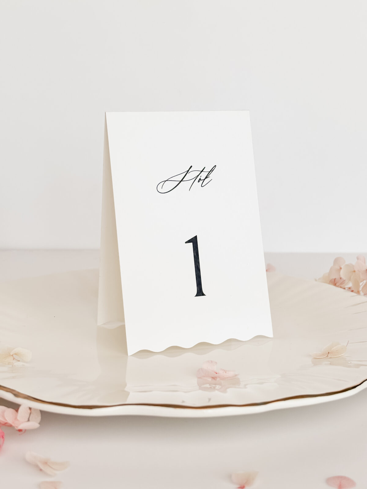 Numer stołu z ozdobnym wykończeniem