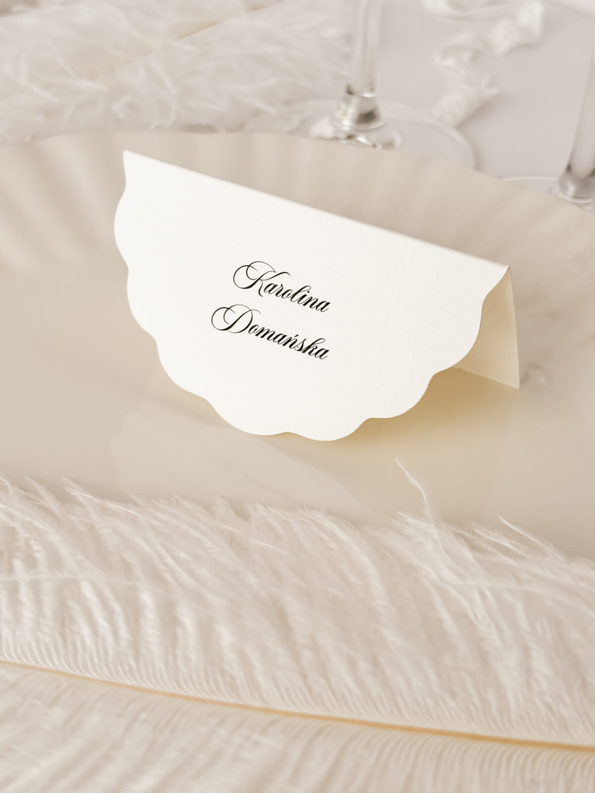 dekoracyjna winietka ślubna na stół w klasycznym stylu