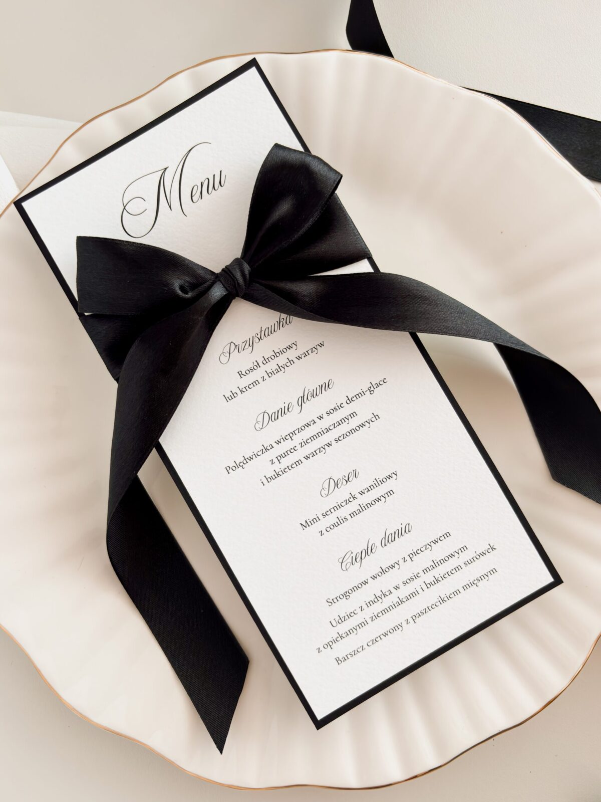 Eleganckie czarno-białe menu weselne z czarną wstążką