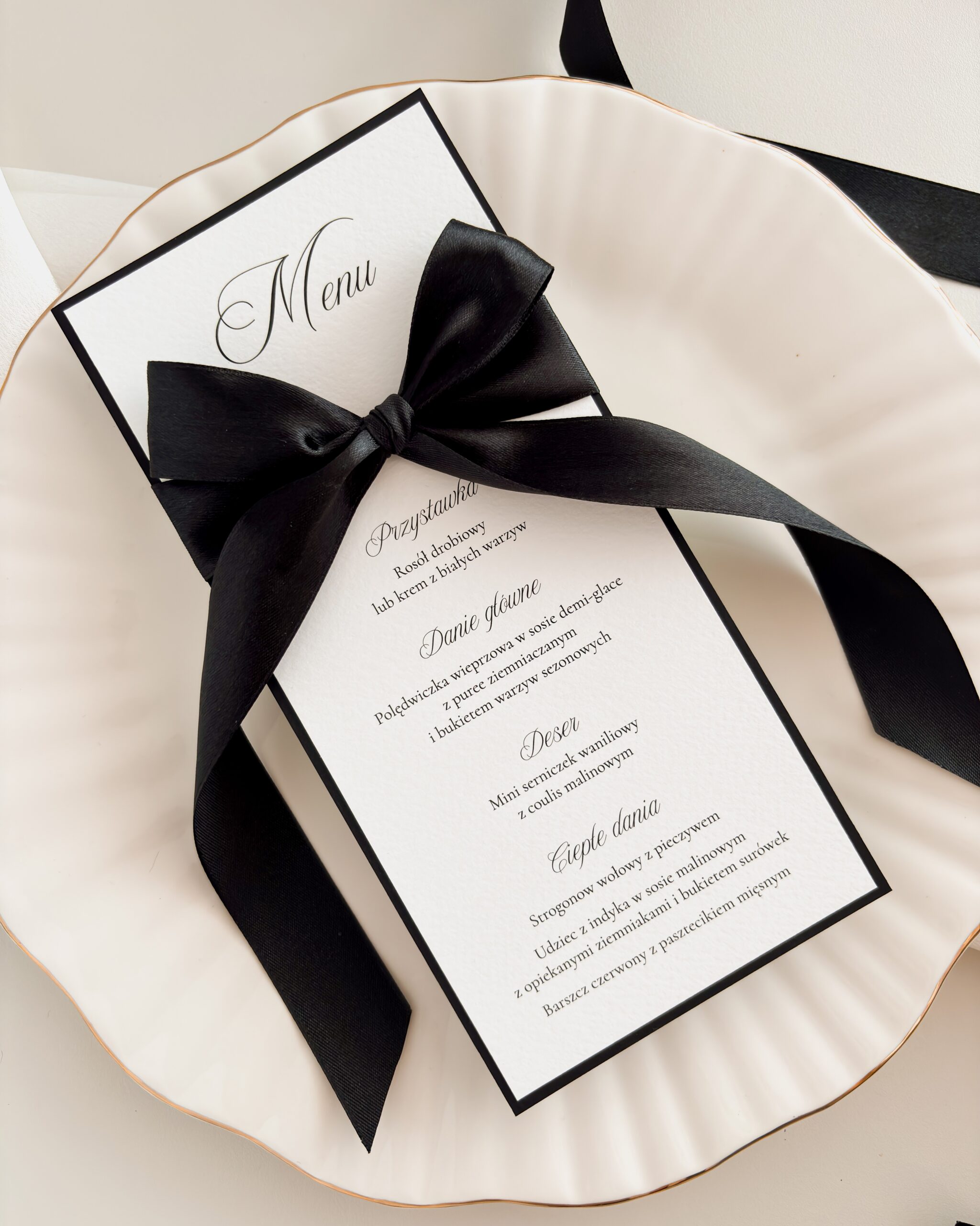 Eleganckie czarno-białe menu weselne z czarną wstążką